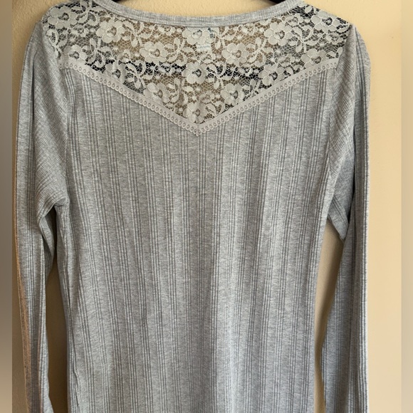Long sleeve with lace detailing - Picture 3 of 3